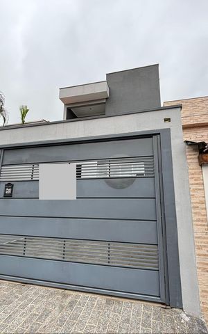 Casa à venda com 120m², 3 quartos e 2 vagas Casa à venda com 120m², 3 quartos e 2 vagasFachada