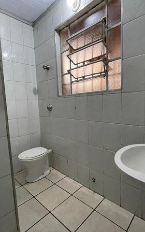 Casa à venda com 100m², 3 quartos e 2 vagas Casa à venda com 100m², 3 quartos e 2 vagasBanheiro 2
