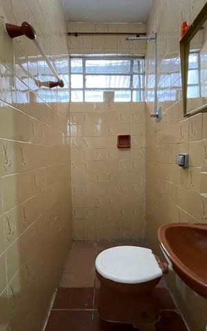 Casa à venda com 100m², 3 quartos e 2 vagas Casa à venda com 100m², 3 quartos e 2 vagasBanheiro 1