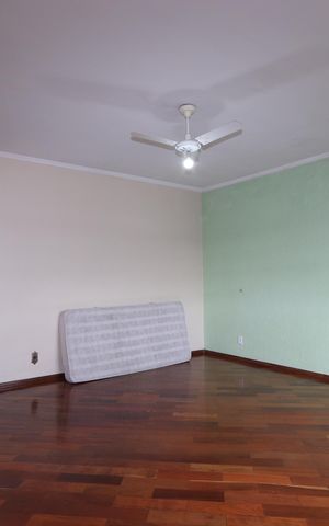 Casa à venda com 195m², 3 quartos e 2 vagasSuíte