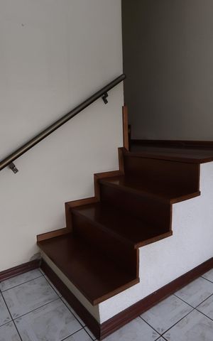 Casa à venda com 195m², 3 quartos e 2 vagasEscadas