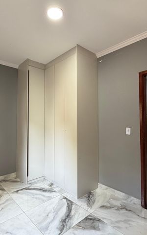Casa de condomínio à venda com 300m², 5 quartos e 1 vaga Casa de condomínio à venda com 300m², 5 quartos e 1 vagaSuíte 2