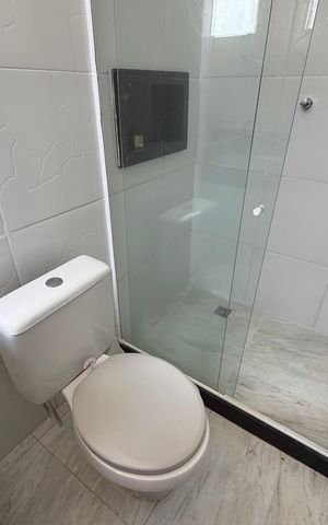 Casa de condomínio à venda com 300m², 5 quartos e 1 vaga Casa de condomínio à venda com 300m², 5 quartos e 1 vagaBanheiro da Suíte 2