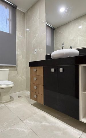 Casa de condomínio à venda com 300m², 5 quartos e 1 vaga Casa de condomínio à venda com 300m², 5 quartos e 1 vagaBanheiro da Suíte 1