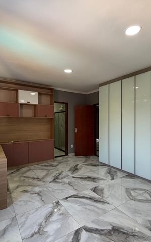 Casa de condomínio à venda com 300m², 5 quartos e 1 vaga Casa de condomínio à venda com 300m², 5 quartos e 1 vagaSuíte 1