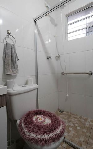 Casa à venda com 100m², 2 quartos e 2 vagasBanheiro 1