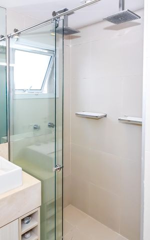 Apartamento para alugar com 206m², 3 quartos e 3 vagas Apartamento para alugar com 206m², 3 quartos e 3 vagasBanheiro da Suíte 1