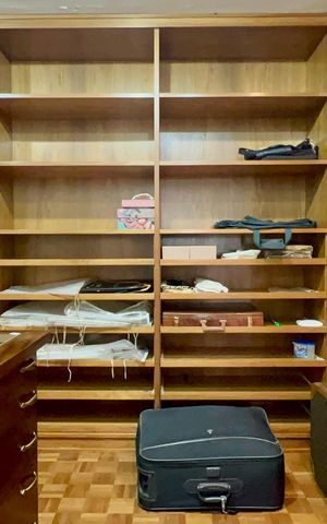 Apartamento à venda com 360m², 3 quartos e 2 vagas Apartamento à venda com 360m², 3 quartos e 2 vagasCloset da suíte 2