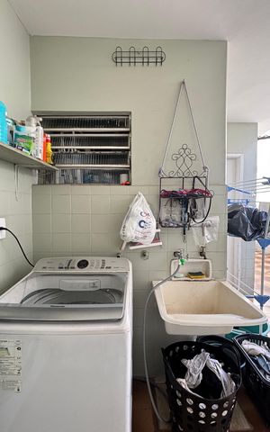 Casa à venda com 200m², 3 quartos e 2 vagas Casa à venda com 200m², 3 quartos e 2 vagasÁrea de Serviço