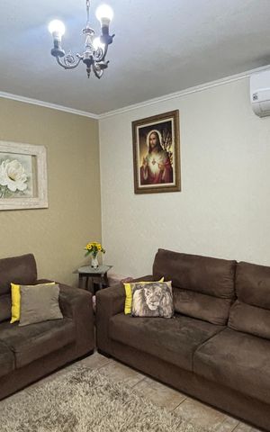Casa à venda com 200m², 3 quartos e 2 vagas Casa à venda com 200m², 3 quartos e 2 vagasSala