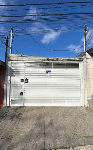 Casa à venda com 200m², 3 quartos e 2 vagas Casa à venda com 200m², 3 quartos e 2 vagasFachada