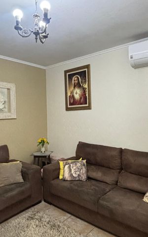 Casa à venda com 200m², 3 quartos e 2 vagas Casa à venda com 200m², 3 quartos e 2 vagasSala