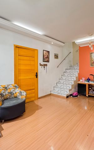 Casa à venda com 200m², 4 quartos e 2 vagas Casa à venda com 200m², 4 quartos e 2 vagasSala