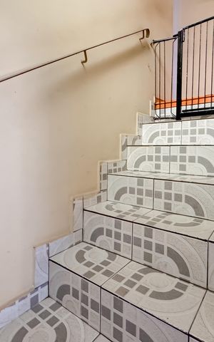 Casa à venda com 200m², 4 quartos e 2 vagas Casa à venda com 200m², 4 quartos e 2 vagasEscada