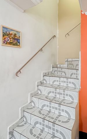 Casa à venda com 200m², 4 quartos e 2 vagas Casa à venda com 200m², 4 quartos e 2 vagasEscada