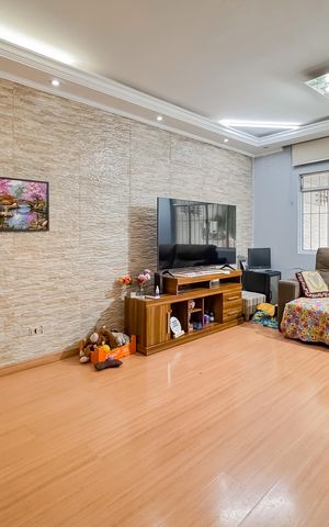 Casa à venda com 200m², 4 quartos e 2 vagas Casa à venda com 200m², 4 quartos e 2 vagasSala