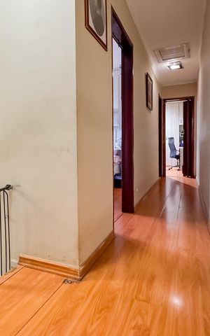 Casa à venda com 200m², 4 quartos e 2 vagas Casa à venda com 200m², 4 quartos e 2 vagasCorredor - Piso Superior