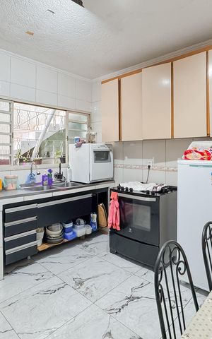 Casa à venda com 200m², 4 quartos e 2 vagas Casa à venda com 200m², 4 quartos e 2 vagasCozinha