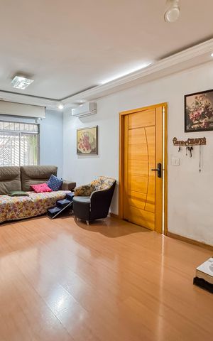 Casa à venda com 200m², 4 quartos e 2 vagas Casa à venda com 200m², 4 quartos e 2 vagasSala