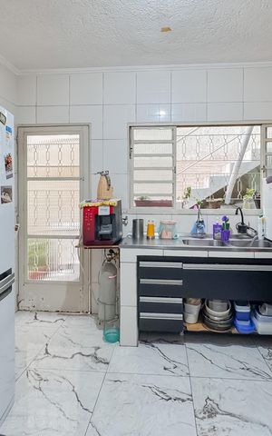 Casa à venda com 200m², 4 quartos e 2 vagas Casa à venda com 200m², 4 quartos e 2 vagasCozinha