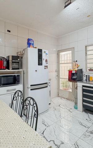 Casa à venda com 200m², 4 quartos e 2 vagas Casa à venda com 200m², 4 quartos e 2 vagasCozinha