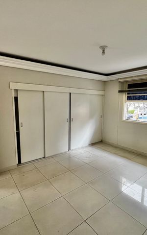 Casa à venda com 198m², 2 quartos e 4 vagas Casa à venda com 198m², 2 quartos e 4 vagasQuarto 2
