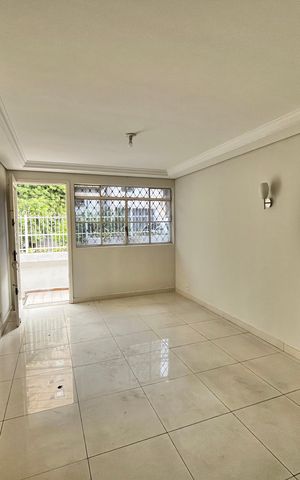 Casa à venda com 198m², 2 quartos e 4 vagas Casa à venda com 198m², 2 quartos e 4 vagasSala