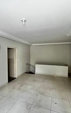 Casa à venda com 198m², 2 quartos e 4 vagas Casa à venda com 198m², 2 quartos e 4 vagasSala