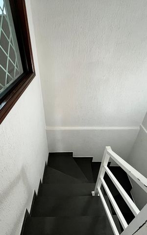 Casa para alugar com 200m², 3 quartos e 6 vagas Casa para alugar com 200m², 3 quartos e 6 vagasEscada