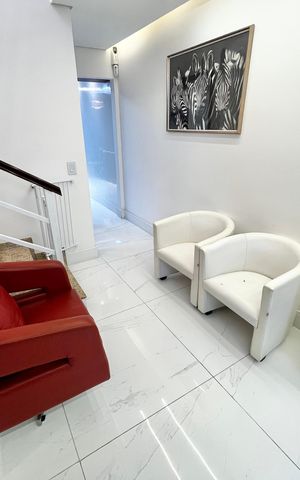 Casa para alugar com 200m², 3 quartos e 6 vagas Casa para alugar com 200m², 3 quartos e 6 vagasSala