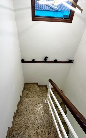 Casa para alugar com 200m², 3 quartos e 6 vagas Casa para alugar com 200m², 3 quartos e 6 vagasEscada