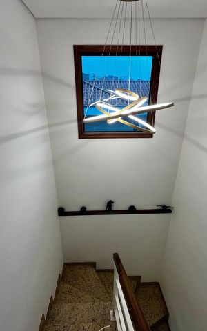 Casa para alugar com 200m², 3 quartos e 6 vagas Casa para alugar com 200m², 3 quartos e 6 vagasEscada