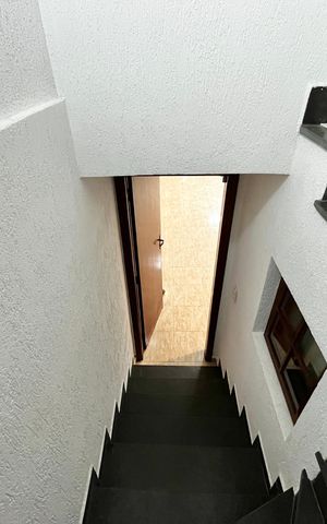 Casa para alugar com 200m², 3 quartos e 6 vagas Casa para alugar com 200m², 3 quartos e 6 vagasEscada