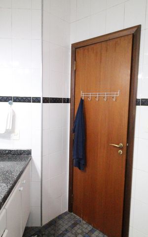 Casa de condomínio para alugar com 450m², 4 quartos e 6 vagasBanheiro da Suíte 3