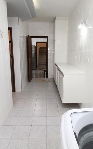 Casa de condomínio para alugar com 450m², 4 quartos e 6 vagasÁrea de Serviço