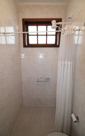 Casa de condomínio para alugar com 450m², 4 quartos e 6 vagasBanheiro 