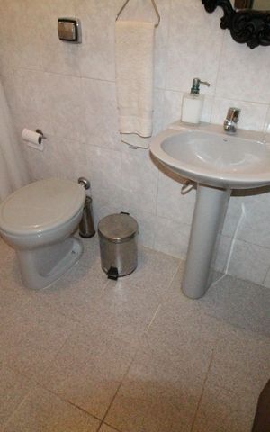 Casa de condomínio para alugar com 450m², 4 quartos e 6 vagasBanheiro 