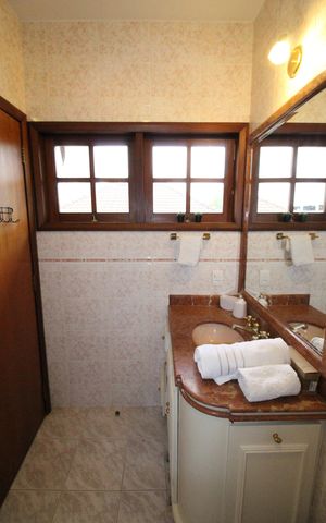 Casa de condomínio para alugar com 450m², 4 quartos e 6 vagasBanheiro da Suíte 2