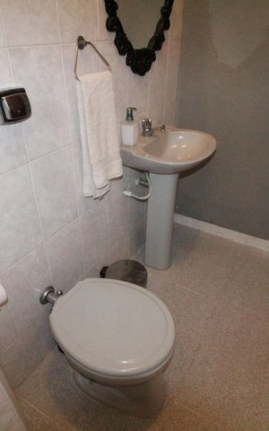 Casa de condomínio para alugar com 450m², 4 quartos e 6 vagasBanheiro 