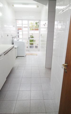 Casa de condomínio para alugar com 450m², 4 quartos e 6 vagasÁrea de Serviço