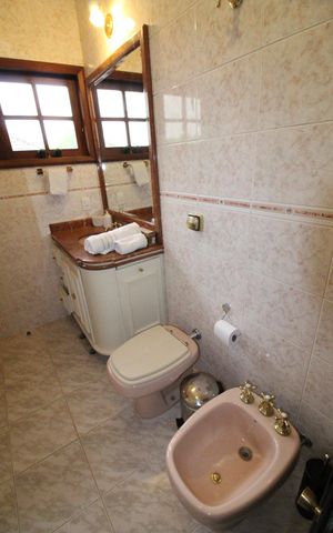 Casa de condomínio para alugar com 450m², 4 quartos e 6 vagasBanheiro da Suíte 2
