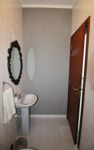 Casa de condomínio para alugar com 450m², 4 quartos e 6 vagasBanheiro 