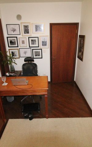 Casa de condomínio para alugar com 450m², 4 quartos e 6 vagasEscritório