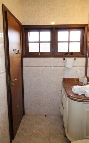 Casa de condomínio para alugar com 450m², 4 quartos e 6 vagasBanheiro da Suíte 2
