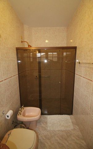 Casa de condomínio para alugar com 450m², 4 quartos e 6 vagasBanheiro da Suíte 2