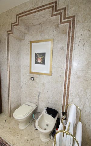 Casa de condomínio para alugar com 450m², 4 quartos e 6 vagasBanheiro da Suíte 1