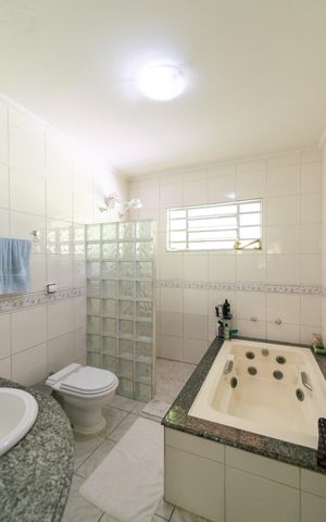 Casa à venda com 359m², 3 quartos e 2 vagas Casa à venda com 359m², 3 quartos e 2 vagasBanheiro da Suíte 2