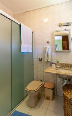 Casa à venda com 359m², 3 quartos e 2 vagas Casa à venda com 359m², 3 quartos e 2 vagasBanheiro da Suíte 1