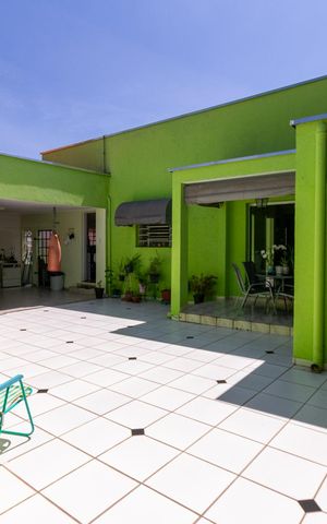 Casa à venda com 359m², 3 quartos e 2 vagas Casa à venda com 359m², 3 quartos e 2 vagasQuintal