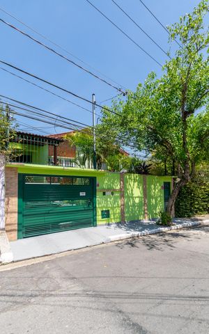 Casa à venda com 359m², 3 quartos e 2 vagas Casa à venda com 359m², 3 quartos e 2 vagasFachada